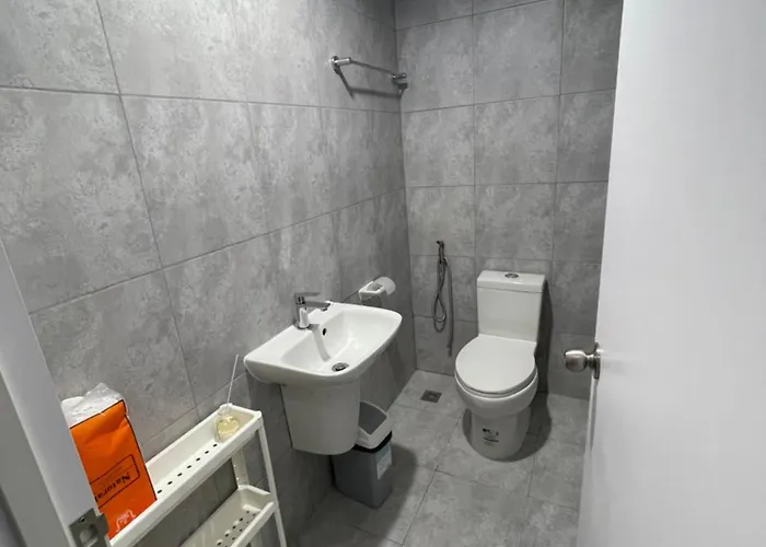 La Staycation At West Jones Residences 4*